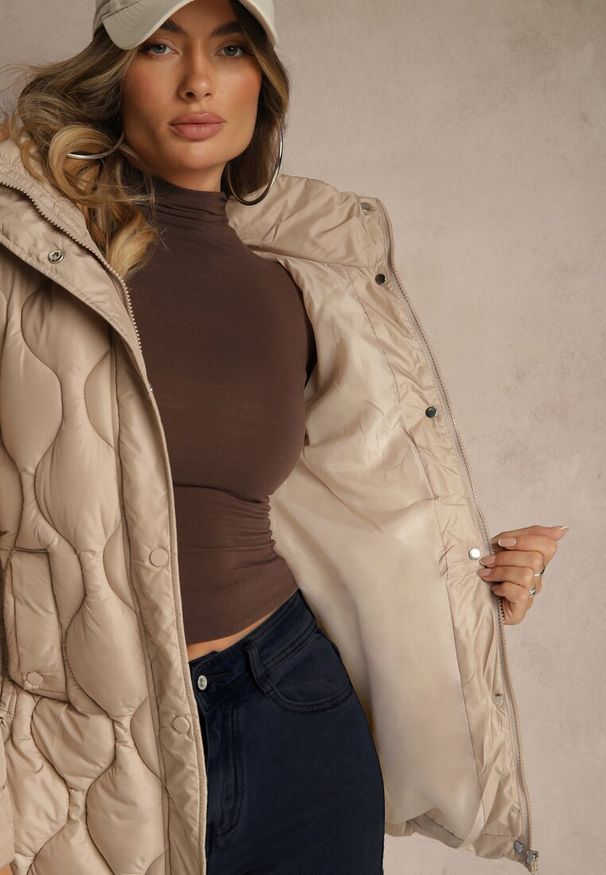 Renee - Ciemnobeżowa Pudełkowa Kurtka z Pikowanymi Przeszyciami i Odpinanym Kapturem z Futrem Liliarna. Okazja: na spacer. Kolor: beżowy. Materiał: futro. Styl: elegancki