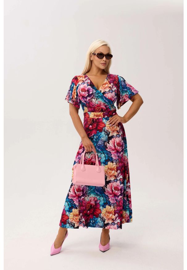 Moda Size Plus Iwanek - Sukienka kopertowa Valencia Peony MAXI z falującym rękawem i kobiecym dekoltem PLUS SIZE OVERSIZE WIOSNA LATO. Okazja: na wesele, na co dzień, na komunię, na ślub cywilny, na imprezę. Kolekcja: plus size. Materiał: materiał, skóra, tkanina, elastan, wiskoza. Wzór: kolorowy, nadruk, kwiaty. Sezon: lato, wiosna. Typ sukienki: oversize, kopertowe, dla puszystych. Styl: wakacyjny, elegancki, casual. Długość: maxi