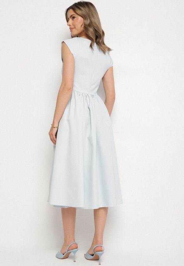 Born2be - Niebieska Rozkloszowana Sukienka Vices z Dekoltem Typu Łódka Milasena. Okazja: na co dzień. Kolor: niebieski. Materiał: jeans. Wzór: aplikacja. Typ sukienki: rozkloszowane. Styl: casual