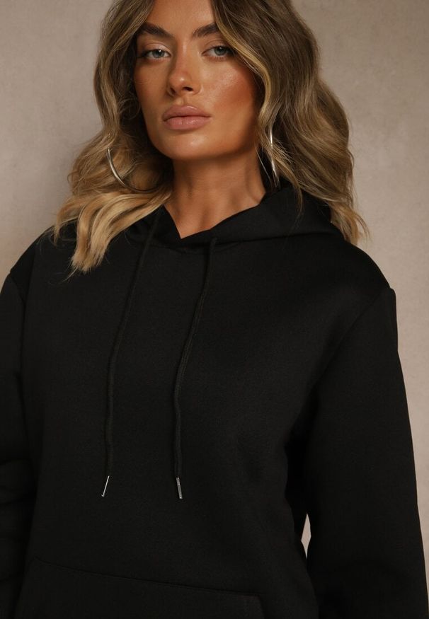 Renee - Czarna Bluza z Kapturem Ozdobiona Ściągaczami Invila. Okazja: na co dzień. Typ kołnierza: kaptur. Kolor: czarny. Wzór: aplikacja. Styl: casual, elegancki