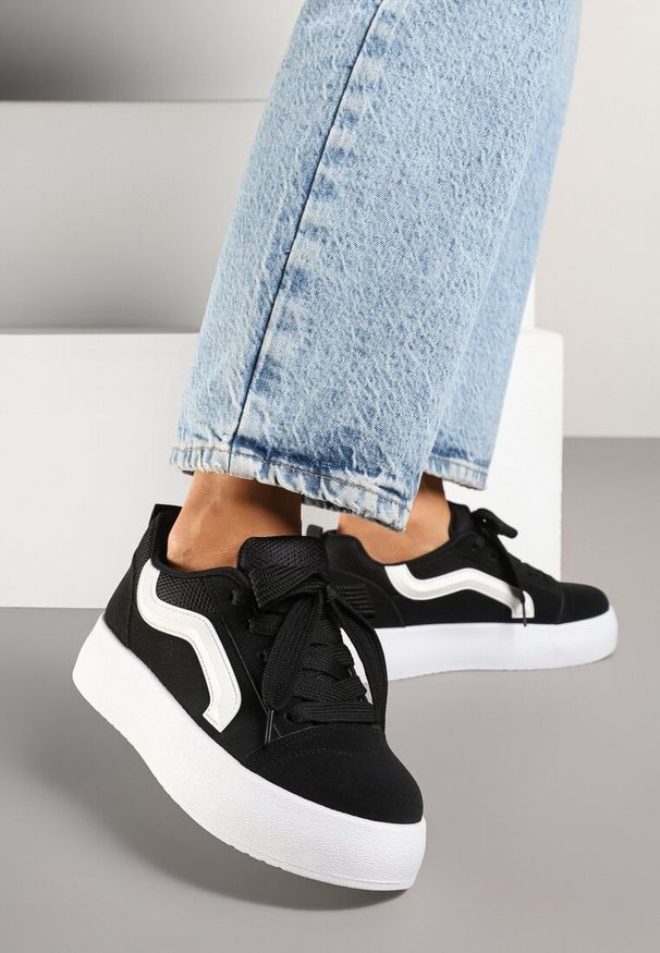 Renee - Czarne Sneakersy na Platformie z Geometrycznym Wzorem Kornelna. Okazja: na co dzień. Kolor: czarny. Materiał: jeans. Wzór: geometria. Obcas: na platformie