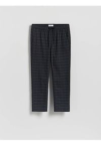 Reserved - Spodnie slim fit w kratę - granatowy. Kolor: niebieski. Materiał: wiskoza, bawełna