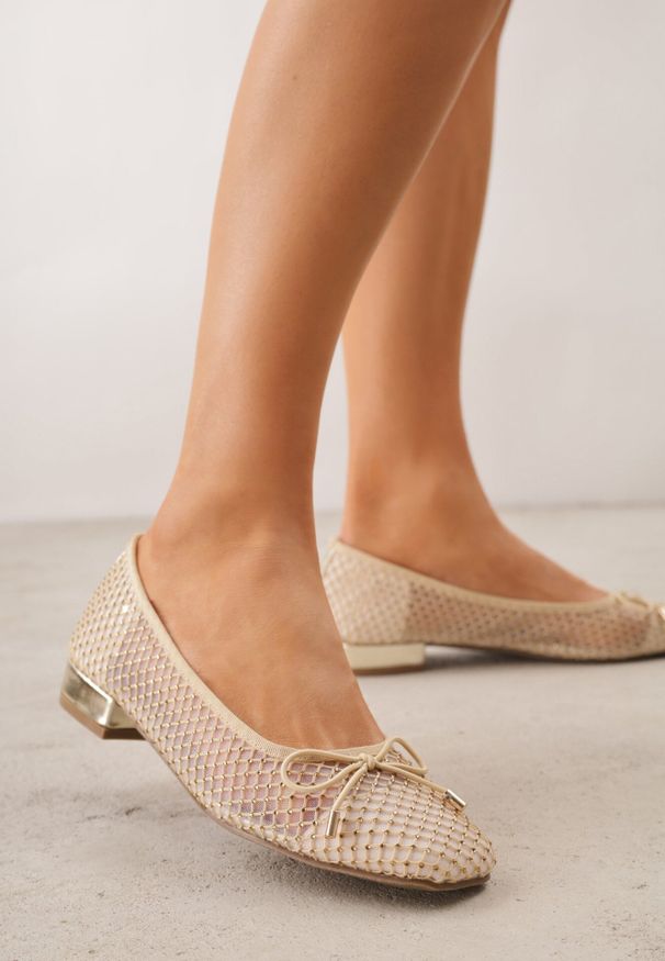 Born2be - Beżowe Siateczkowe Balerinki ze Skórzaną Wkładką Cyrkoniami i Kokardą Ravalana. Okazja: na co dzień, do pracy. Kolor: beżowy. Materiał: skóra. Wzór: aplikacja. Sezon: wiosna. Styl: casual, klasyczny, elegancki