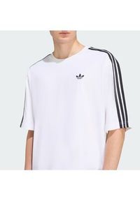 Adidas - adidas T-Shirt adicolor 3-Stripes KD4096 Biały Oversize. Kolor: biały. Materiał: bawełna #4