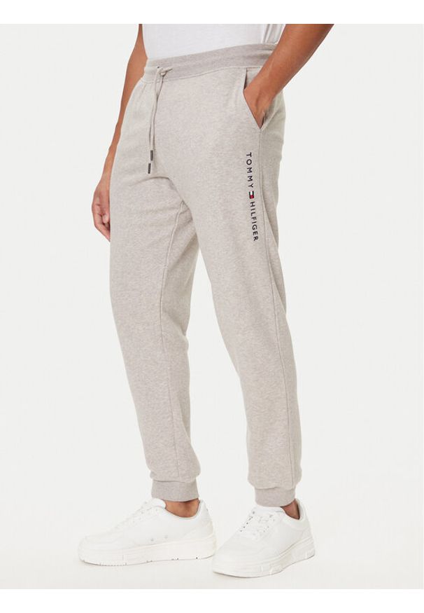 TOMMY HILFIGER - Tommy Hilfiger Spodnie dresowe UM0UM03664 Beżowy Regular Fit. Kolor: beżowy. Materiał: bawełna, syntetyk