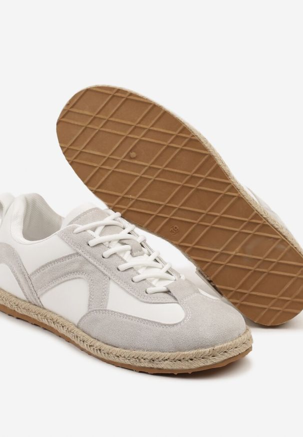 Renee - Biało-Szare Sneakersy Kultowe Tenisówki z Podeszwą Zdobioną Plecionką Zarorella. Okazja: na co dzień. Kolor: biały. Materiał: jeans. Wzór: aplikacja