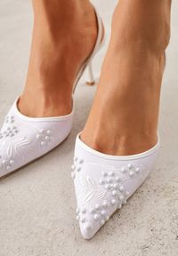 Renee - Białe Sandały na Szpilce Ozdobione Haftowanym Wzorem i Koralikami Sametis. Kolor: biały. Materiał: satyna. Wzór: aplikacja, haft. Obcas: na szpilce #6