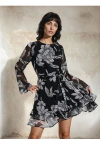 Sinsay - Sukienka mini w kwiaty - wielobarwny. Wzór: kwiaty. Długość: mini #1