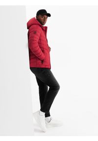 Ombre Clothing - Pikowana sportowa kurtka męska z kontrastowym zamkiem – czerwona V8. Okazja: na co dzień. Kolor: czerwony. Materiał: guma, poliester, materiał, syntetyk, nylon. Długość: długie. Wzór: aplikacja. Styl: sportowy #5