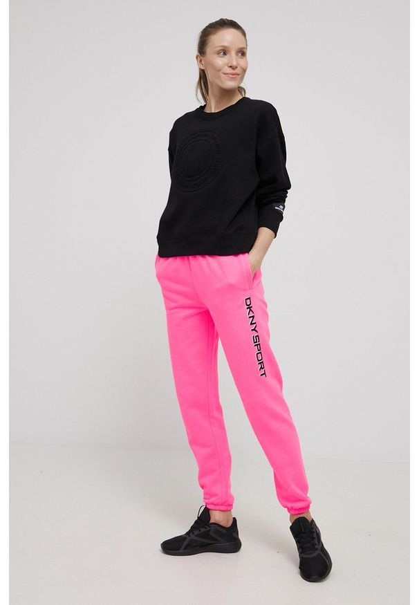 DKNY - Dkny spodnie DP1P2823 damskie kolor różowy z nadrukiem. Kolor: różowy. Materiał: dzianina. Wzór: nadruk