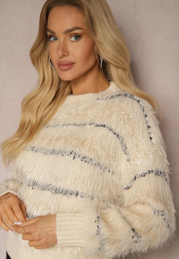 Renee - Beżowy Sweter z Wiskozą o Fakturze Imitacji Piór w Paski Nerisara. Okazja: na co dzień, na spotkanie biznesowe, do pracy. Kolor: beżowy. Materiał: wiskoza. Wzór: paski. Sezon: zima, jesień. Styl: biznesowy, elegancki, casual