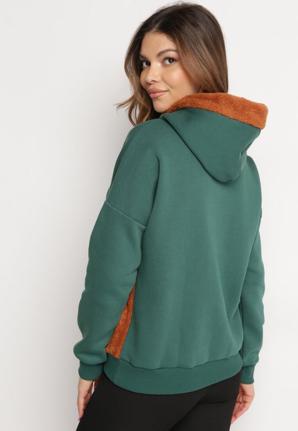 Born2be - Zielona Bawełniana Bluza z Kapturem z Polarem i Naszywką Misia Hestada. Okazja: na co dzień. Typ kołnierza: kaptur. Kolor: zielony. Materiał: bawełna, polar. Wzór: aplikacja. Styl: klasyczny, casual