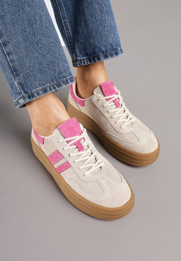 Renee - Beżowo-Fuksjowe Sneakersy Zamszowe na Platformie ze Skórzaną Wkładką Ozdobione Paskiem Adivrie. Okazja: na co dzień. Zapięcie: pasek. Kolor: beżowy. Materiał: skóra, zamsz. Wzór: aplikacja. Obcas: na platformie