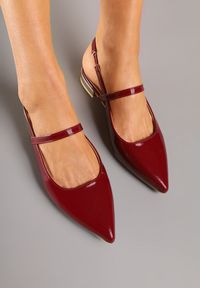 Renee - Bordowe Sandały Vices Typu Slingback ze Skórzaną Wkładką i Metaliczną Ozdobą Milozi. Okazja: na co dzień. Zapięcie: sprzączka. Kolor: czerwony. Materiał: skóra. Wzór: aplikacja. Sezon: lato. Styl: klasyczny, casual, elegancki