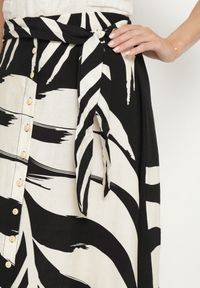 Born2be - Czarna Wiskozowa Spódnica z Guzikami i Wiązaniem z Motywem Roślinnym Seledia. Okazja: na co dzień. Kolor: czarny. Materiał: wiskoza. Styl: klasyczny, casual, elegancki #7