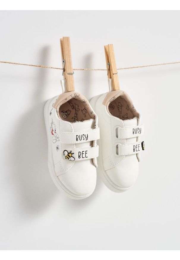 Sinsay - Sneakersy na rzepy Winnie the Pooh - biały. Zapięcie: rzepy. Kolor: biały