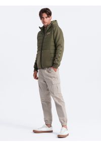 Ombre Clothing - Pikowana męska kurtka z kapturem i dzianinowymi rękawami – oliwkowa V4 - Rozmiar: M. Typ kołnierza: kaptur. Kolor: oliwkowy. Materiał: dzianina. Wzór: gładki. Styl: sportowy, elegancki #3