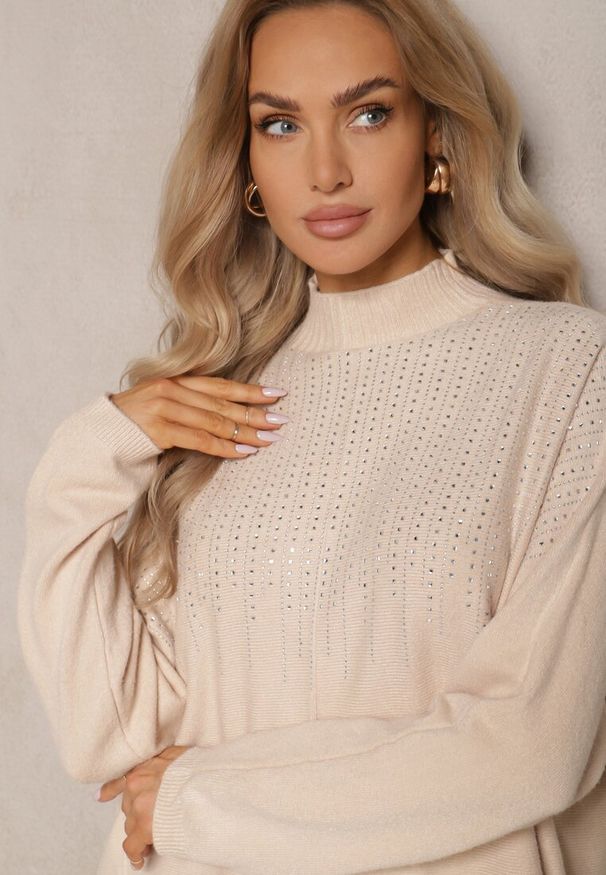 Renee - Beżowy Golf o Kroju Oversize z Eleganckim Cyrkoniowym Zdobieniem przy Dekolcie Melirra. Typ kołnierza: golf. Kolor: beżowy. Wzór: aplikacja. Sezon: zima. Styl: elegancki