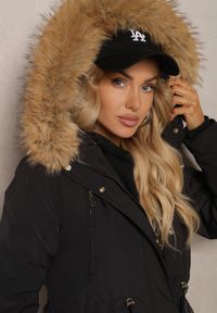 Renee - Czarna Kurtka Parka Mocno Ocieplana z Futerkiem przy Kapturze z Możliwością Odpięcia Sialthira. Okazja: na co dzień. Kolor: czarny. Materiał: futro. Sezon: zima, jesień. Styl: elegancki, casual