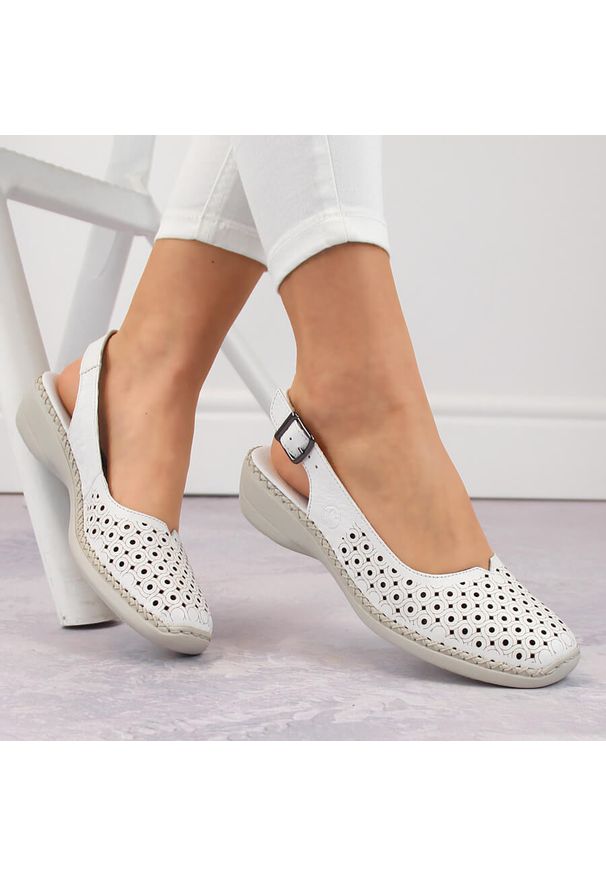 Skórzane komfortowe sandały damskie pełne ażurowe białe Rieker 41350-80. Kolor: biały. Materiał: skóra. Wzór: ażurowy