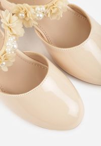 Born2be - Beżowe Eleganckie Sandały Czółenka na Niskim Słupku z Kwiatową Aplikacją Hialea. Okazja: na uczelnię, na komunię. Kolor: beżowy. Wzór: aplikacja, kwiaty. Styl: elegancki #3
