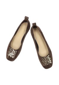 Czółenka damskie S.Barski, cholewka ze skóry naturalnej zamszowej wsuwany fason z zabudowanym przodem , brązowe, CR61-3040. Kolor: brązowy. Materiał: skóra, zamsz. Szerokość cholewki: normalna #6