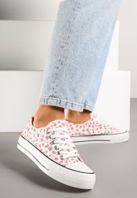 Born2be - Różowe Trampki z Cholewką Zdobioną Kwiatowym Wzorem Folaianna. Okazja: na co dzień, na spacer. Kolor: różowy. Materiał: jeans. Szerokość cholewki: normalna. Wzór: aplikacja, kwiaty. Styl: klasyczny, elegancki, casual