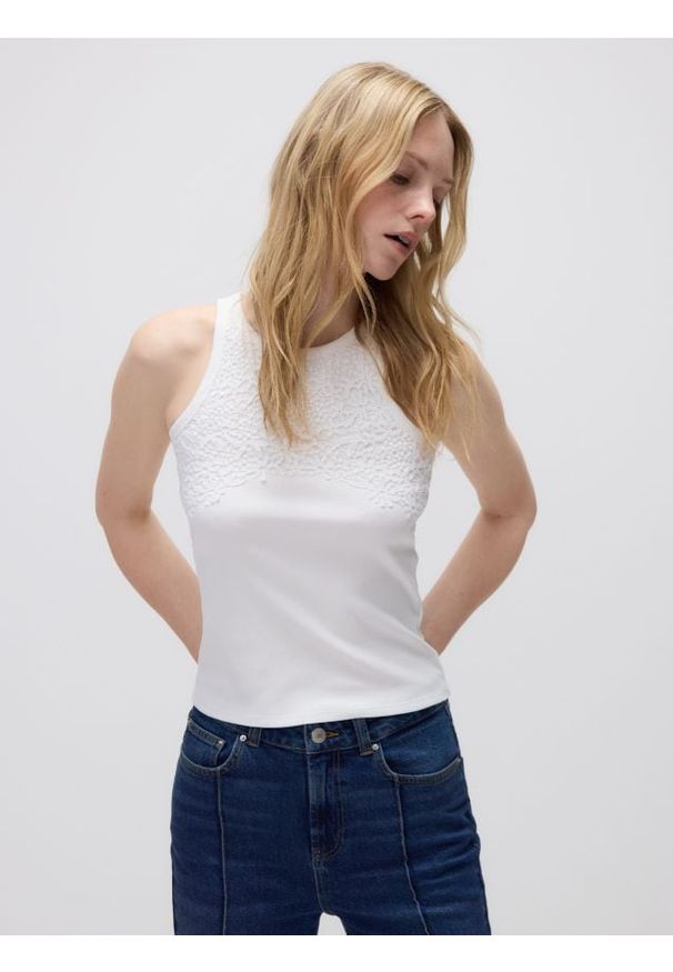 Reserved - Top z haftem - biały. Kolor: biały. Materiał: bawełna, dzianina. Wzór: haft