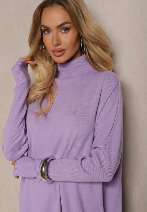 Renee - Jasnofioletowy Golf Dzianinowy z Długim Rękawem Halaian. Typ kołnierza: golf. Kolor: fioletowy. Materiał: dzianina. Długość rękawa: długi rękaw. Długość: długie. Sezon: jesień, zima