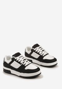 Renee - Biało-Czarne Sznurowane Sneakersy z Przeszyciami na Grubej Podeszwie Sillvina. Kolor: biały