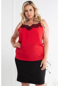 KARKO - Top wieczorowy z ozdobną koronką przy dekolcie ELMA czerwona PROMOCJA. Okazja: do pracy, na co dzień. Kolekcja: plus size. Kolor: czerwony. Materiał: koronka. Długość rękawa: na ramiączkach. Wzór: koronka. Sezon: lato. Styl: wizytowy #1