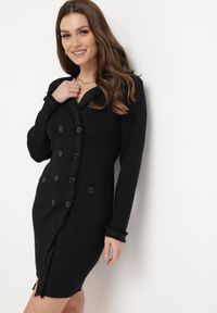 Born2be - Czarna Sukienka Sweterkowa Dwurzędowa z Guzikami i Ozdobnymi Frędzlami Vluona. Kolor: czarny. Materiał: materiał #1