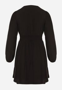 Born2be - Czarna Rozkloszowana Sukienka z Marszczeniem w Talii i Dekoltem w Serek Salindea. Okazja: na co dzień. Typ kołnierza: dekolt w serek. Kolekcja: plus size. Kolor: czarny. Długość rękawa: długi rękaw. Typ sukienki: dla puszystych. Styl: casual, elegancki #6