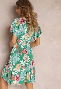 Renee - Zielona Kopertowa Sukienka Mini w Kwiaty z Gumkami w Pasie i Falbanką Kellana. Kolor: zielony. Materiał: tkanina. Wzór: kwiaty. Sezon: lato, wiosna. Typ sukienki: kopertowe. Długość: mini #3