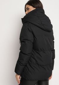 Born2be - Czarna Kurtka Pikowana z Kapturem Vertigara. Okazja: na co dzień. Typ kołnierza: kaptur. Kolor: czarny. Materiał: dzianina, jeans. Styl: casual, elegancki #2