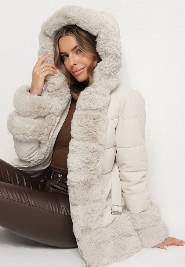 Born2be - Jasnobeżowa Taliowana Kurtka z Paskiem Kapturem i Ozdobnym Futrem Rainaria. Okazja: na co dzień, do pracy, na spotkanie biznesowe. Kolor: beżowy. Materiał: futro. Styl: biznesowy, casual, retro, elegancki