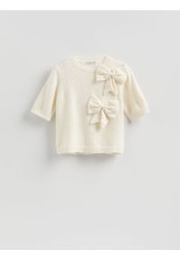 Reserved - Sweter z kokardami - kremowy. Typ kołnierza: kokarda. Kolor: kremowy. Materiał: dzianina, wełna #1