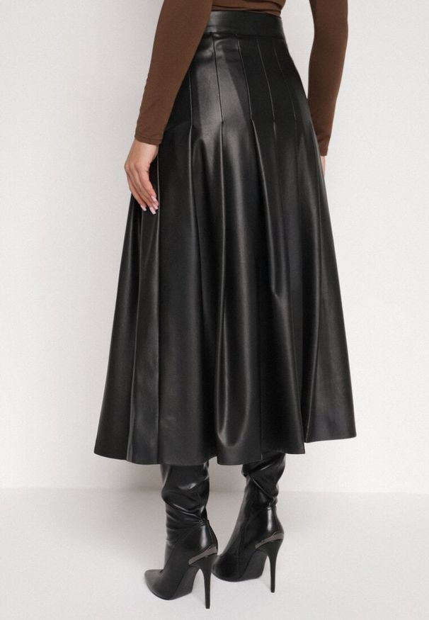 Born2be - Czarna Rozkloszowana Spódnica z Imitacji Skóry Zdobiona Plisami Tusbella. Okazja: na co dzień. Kolor: czarny. Materiał: skóra. Wzór: aplikacja. Styl: casual, elegancki