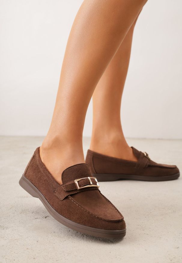 Born2be - Brązowe Mokasyny z Prostokątną Metaliczną Ozdobą Aeleorane. Nosek buta: okrągły. Zapięcie: klamry. Kolor: brązowy. Materiał: skóra, zamsz. Wzór: aplikacja. Obcas: na obcasie. Styl: klasyczny. Wysokość obcasa: niski