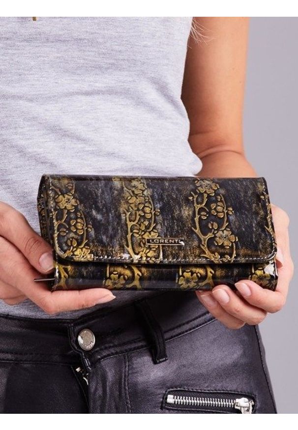 LORENTI - Skórzany portfel damski lakierowany złoty Lorenti. Kolor: złoty. Materiał: skóra