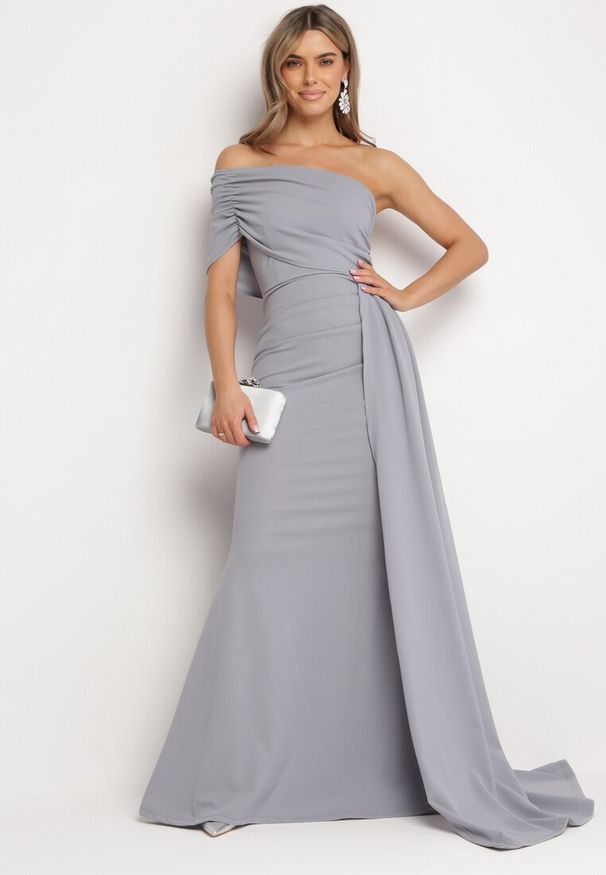 Born2be - Jasnoszara Dopasowana Sukienka Maxi z Ozdobnym Trenem Iralia. Kolor: szary. Typ sukienki: asymetryczne. Długość: maxi