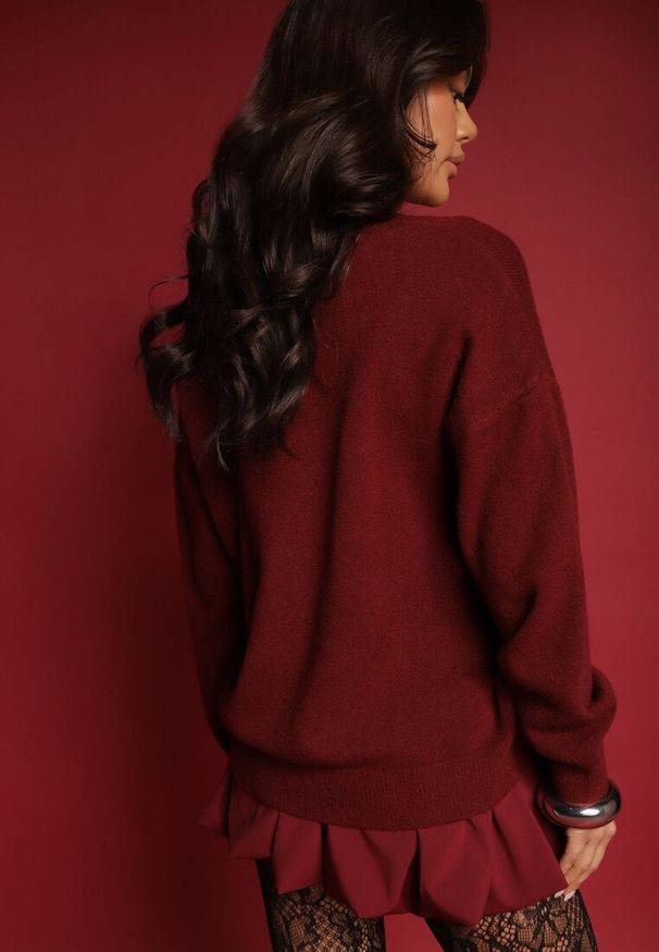 Renee - Bordowy Sweter z Wiskozy Oversize Conime. Okazja: na co dzień. Typ kołnierza: dekolt w kształcie V. Kolor: czerwony. Materiał: wiskoza. Długość rękawa: długi rękaw. Długość: długie. Wzór: aplikacja. Styl: casual, elegancki