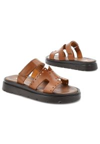 Klapki damskie Armodo, cholewka ze skóry naturalnej z ażurowymi perforacjami szeroki pasek z regulacją na rzep, brązowe, 40440. Kolor: brązowy. Materiał: skóra. Wzór: ażurowy. Sezon: lato. Styl: klasyczny, elegancki #2
