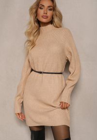 Renee - Beżowa Pudełkowa Sukienka Sweterkowa Półgolf z Wełną Norawen. Okazja: na co dzień. Kolor: beżowy. Materiał: wełna. Styl: klasyczny, casual #3