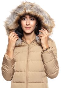 Wrangler - DAMSKA KURTKA ZIMOWA WRANGLER LONG PUFFER CLAY BEIGE W4126VJWM. Materiał: futro, puch. Sezon: zima #7