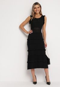 Born2be - Czarna Sweterkowa Sukienka Midi z Falbankami Gadise. Typ kołnierza: kołnierz z falbankami. Kolor: czarny. Wzór: aplikacja. Długość: midi #4