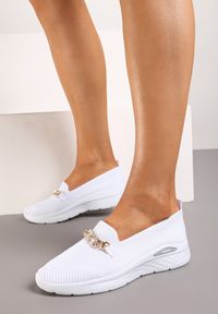 Renee - Białe Płaskie Tenisówki Wsuwane Zdobione Metalową Aplikacją Ebimara. Nosek buta: okrągły. Zapięcie: bez zapięcia. Kolor: biały. Materiał: jeans, bawełna. Wzór: aplikacja #5