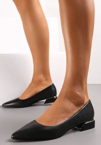Born2be - Czarne Czółenka na Niskim Obcasie z Metaliczną Wstawką i Noskiem w Szpic Tinariva. Okazja: na co dzień. Kolor: czarny. Obcas: na obcasie. Styl: casual. Wysokość obcasa: niski #1