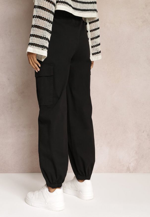 Renee - Czarne Spodnie Joggery z Gumką w Pasie i Szerokimi Kieszeniami Amrita. Kolor: czarny