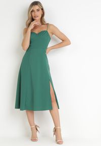 Born2be - Zielona Rozkloszowana Sukienka na Ramiączkach z Rozcięciem Sveame. Typ kołnierza: dekolt kwadratowy. Kolor: zielony. Długość rękawa: na ramiączkach. Wzór: aplikacja. Typ sukienki: rozkloszowane